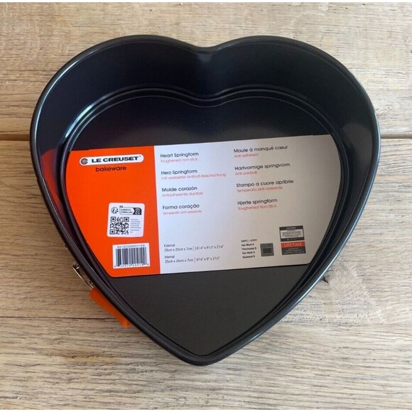 Le Creuset Toughened Non-stick metal Bakeware Heart Springform Pan NEW - Picture 1 of 8